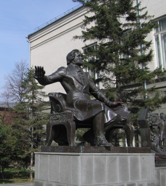 Памятник Михаилу Ивановичу Глинке перед входом в Новосибирскую консерваторию