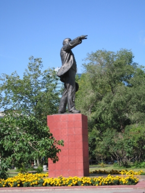 Памятник В.И. Ленину. Открытый в 1927 году в ознаменование 10-летия Октября