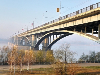 Октябрьский (Коммунальный) мост - первый автомобильно-трамвайно-пешеходный мост через Обь в Новосибирске. Состоящий из семи 128-метровых пролётов (по 120 м каждый), он был открыт 20 октября 1955 года. В то время он был уникальным по своей конструкции. 