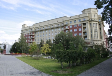 В процессе возведения 100-квартирного жилого дома облисполкома в Новосибирске (крайисполкома, Дома Советов) в 1932-1937 гг. была перепроектирована вся внешняя его декорация в сторону усложнения и обогащения.