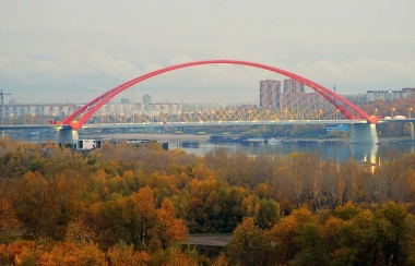Бугри́нский мост — третий по счёту мост через Обь в Новосибирске. Автомобильный мост через Обь с самым большим в СНГ арочным пролётом был открыт в Новосибирске 8 октября 2014 года. В дальнейшем мост станет составной частью перспективной скоростной магистрали непрерывного действия «Юго-Западный обход» Новосибирска