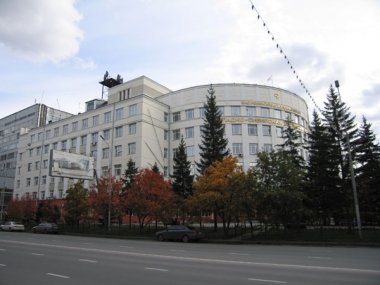 Здание Управления Западно-Сибирской железной дороги. Здание построено в 1935 г. -пример поиска новых форм в архитектуре 1930-х годов в г. Новосибирске.