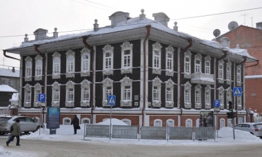 Новониколаевская женская гимназия. Изначально дом принадлежал купцу из Барнаула И. Т. Сурикову. Попечительский совет снял это здание для размещения частной гимназии для женщин в 1913 году.
