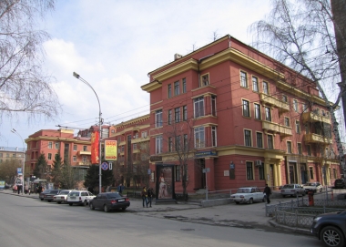 Жилой дом «Облплана». Построен в 1939 году. Разновысотный жилой дом является примером неоклассицизма в архитектуре Новосибирска 1930-х годов, основанного на использовании классицистических традиций.