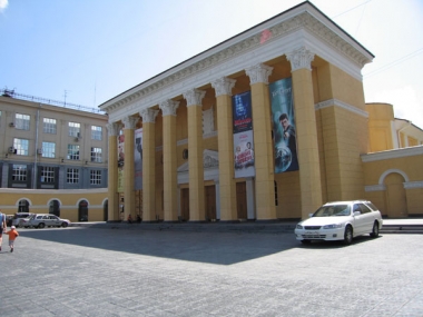 «Пролеткино» — «Октябрь» — кинотеатр «Победа». Здание кинотеатра в составе комплекса сооружений новосибирского «Дворца Труда» было построено в 1925 г.