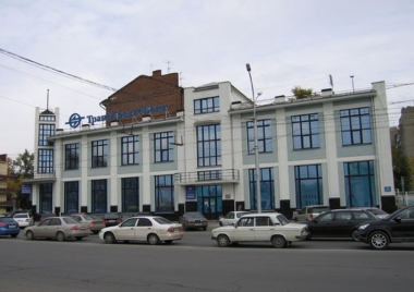 Здание Новосибирского Транспортного потребительского общества. Необычное угловое здание можно принять за совсем новую постройку, но на самом деле появилась она здесь в 1927 году.