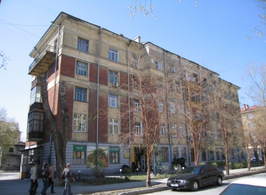 Жилой дом служащих госбанка. Здание является одним из первых в Новосибирске многоквартирных жилых домов, в котором наряду с преобладанием стилизованных форм ордерной архитектуры прослеживаются элементы и приемы разных стилей, включая модерн.