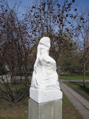 Скульптурная композиция «Девушка с веером», она же «Кармен».