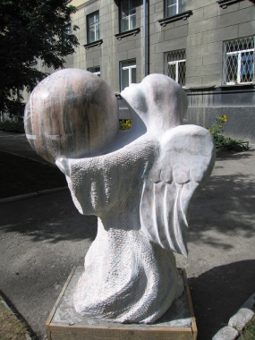 Скульптурная композиция «Ангел-хранитель» . В руках ангела — глобус Новосибирска.