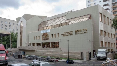 СИНАГОГА (Еврейский общинный культурный центр «Бейт Менахем») 28 августа 2013 года в Новосибирске торжественно открылась первая за 120 лет синагога, которая строилась 13 лет. Назван в честь любавического ребе Менахема-Мендла Шнеерсона. «Бейт» на иврите означает «дом». Крыша той части здания, в которой располагается молельный зал, выполнена в форме звезды Давида. Функционируют центр детского развития, офисные помещения и библиотека. 