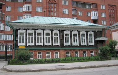 Доходный дом Василия Никитина. Типичная жилая постройка дореволюционного Новониколаевска. Построено примерно в 1915 году.