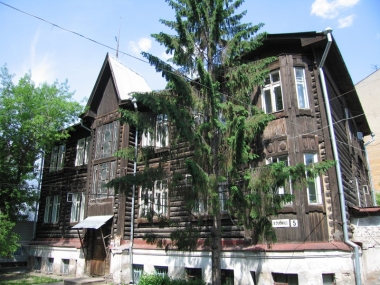 Дом на улице Орджоникидзе был выстроен в 1920-х годах, изначально планировался как жилой многоквартирный дом