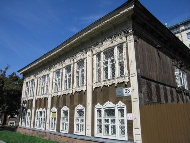 Дом, достроенный в 1906 году, представлял новый для Новониколаевска ХХ века тип зданий — доходный дом. Владела им помещица Пяткова Мария Николаевна.