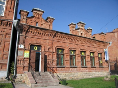 Особняк купчихи М.Д. Жернаковой представляет собой пример купеческого жилого дома, характерного для дореволюционного Новониколаевска. Построен в 1912 году.